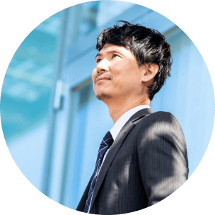 男性が空を見上げ微笑んでいる