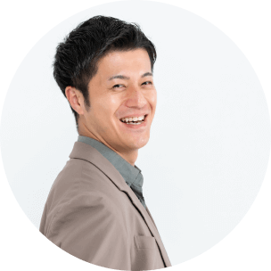 男性が正面をみて笑っている