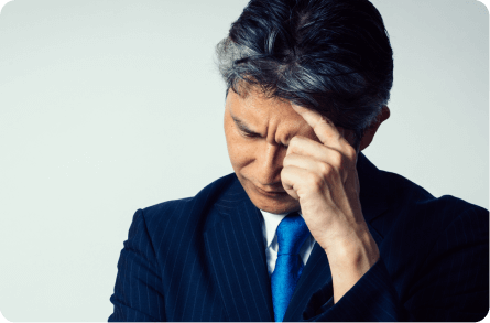 男性が額に指を当て考えているところ