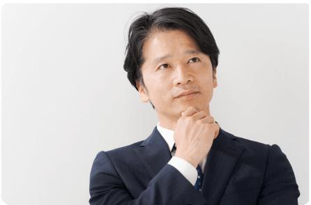 男性が顎に指を当て考えているところ