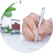 書類を書いているところ