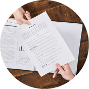 書類を渡しているところ