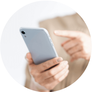 スマホで申請しているイメージ