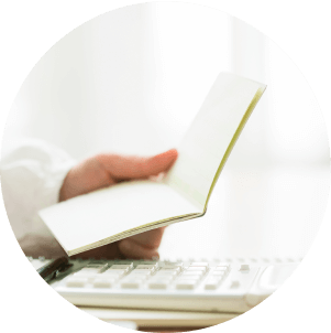 書類を確認しているところ