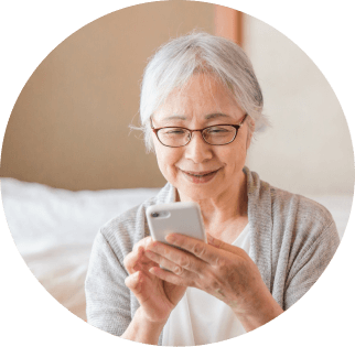 スマホから保険料を確認しているシニアのイメージ