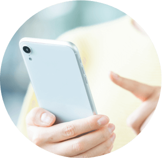 スマホでお申し込みしているイメージ