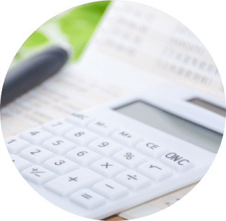 電卓と通帳が机の上に置かれている/